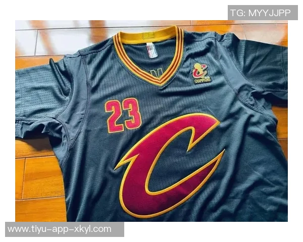 詹姆斯身穿布莱斯大学6号球衣到场观赛令老父亲倍感骄傲与自豪 詹姆斯身穿布莱斯大学6号球衣到场观赛令老父亲倍感骄傲与自豪